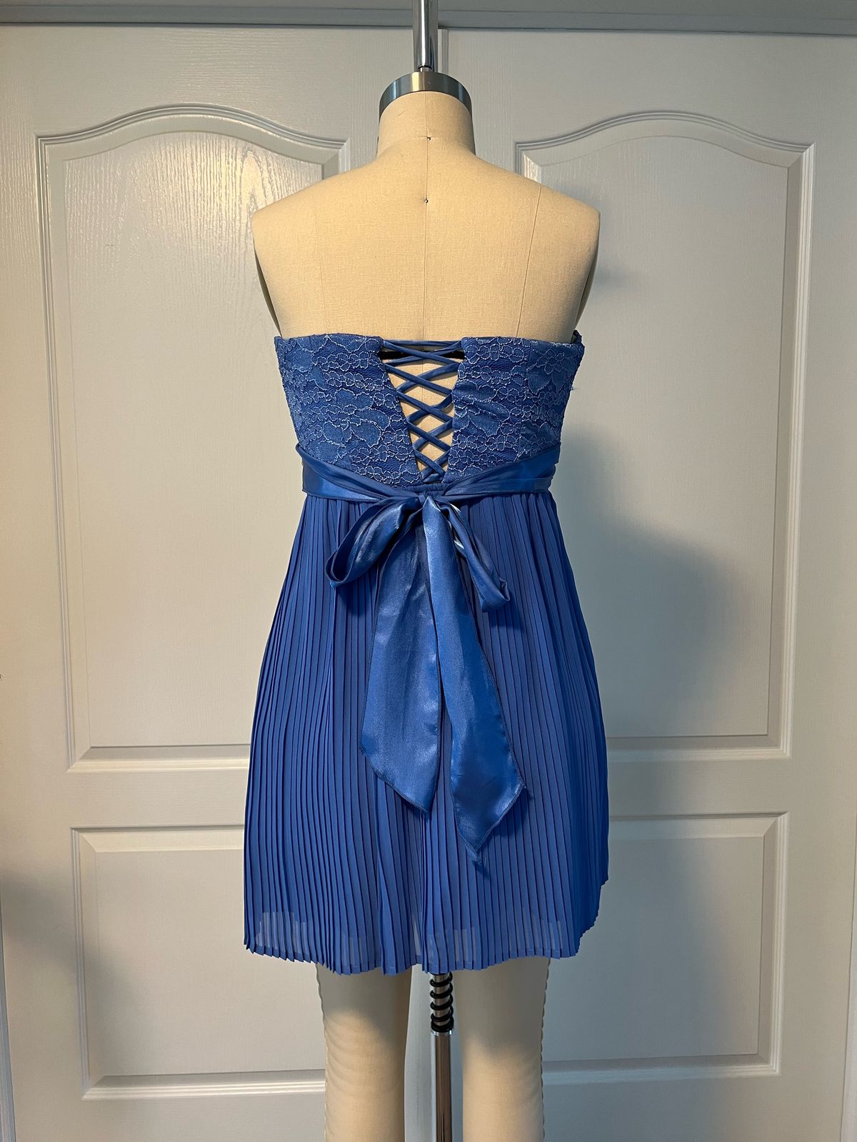 Size 2 Homecoming Strapless Lace Blue Cocktail Dress on Queenly