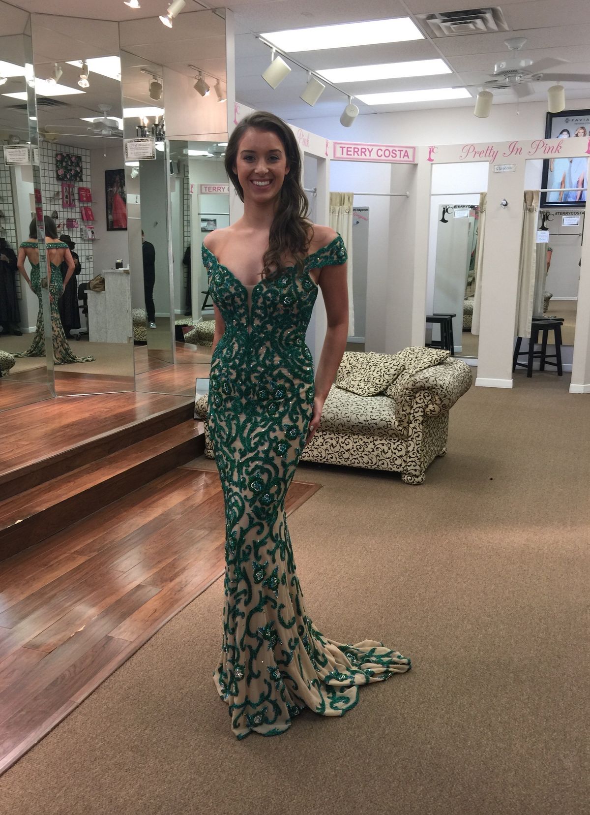 Style Custom Style Sherri Hill Size 6 Prom Off The Shoulder Emerald Green Dress With Train on Queenly