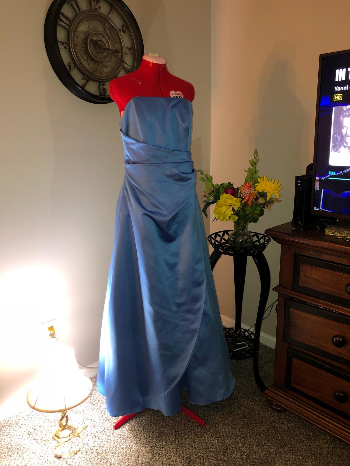 David's Bridal Size 8 Strapless Blue Ball Gown on Queenly