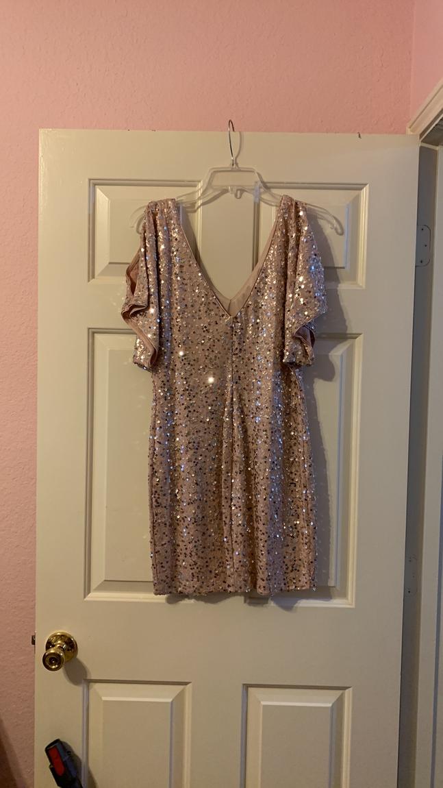 Size 4 Cap Sleeve Sequined Rose Gold Cocktail Dress on Queenly