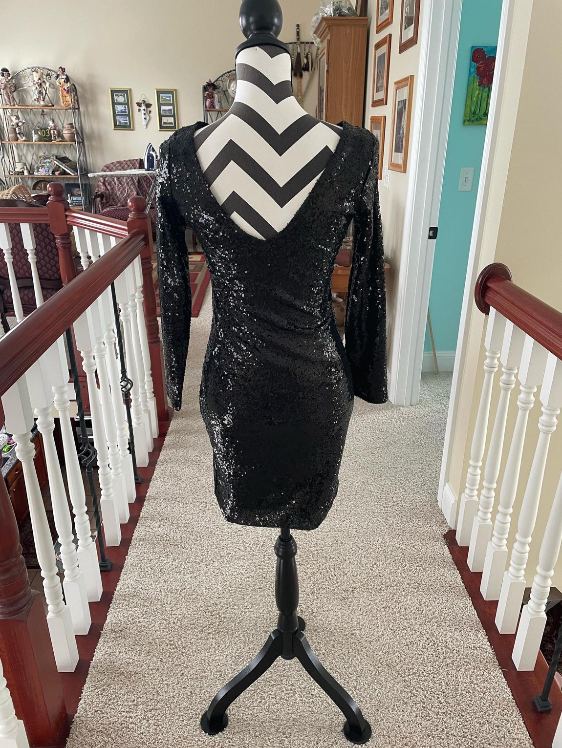 Size 0 Long Sleeve Sequined Black Cocktail Dress on Queenly