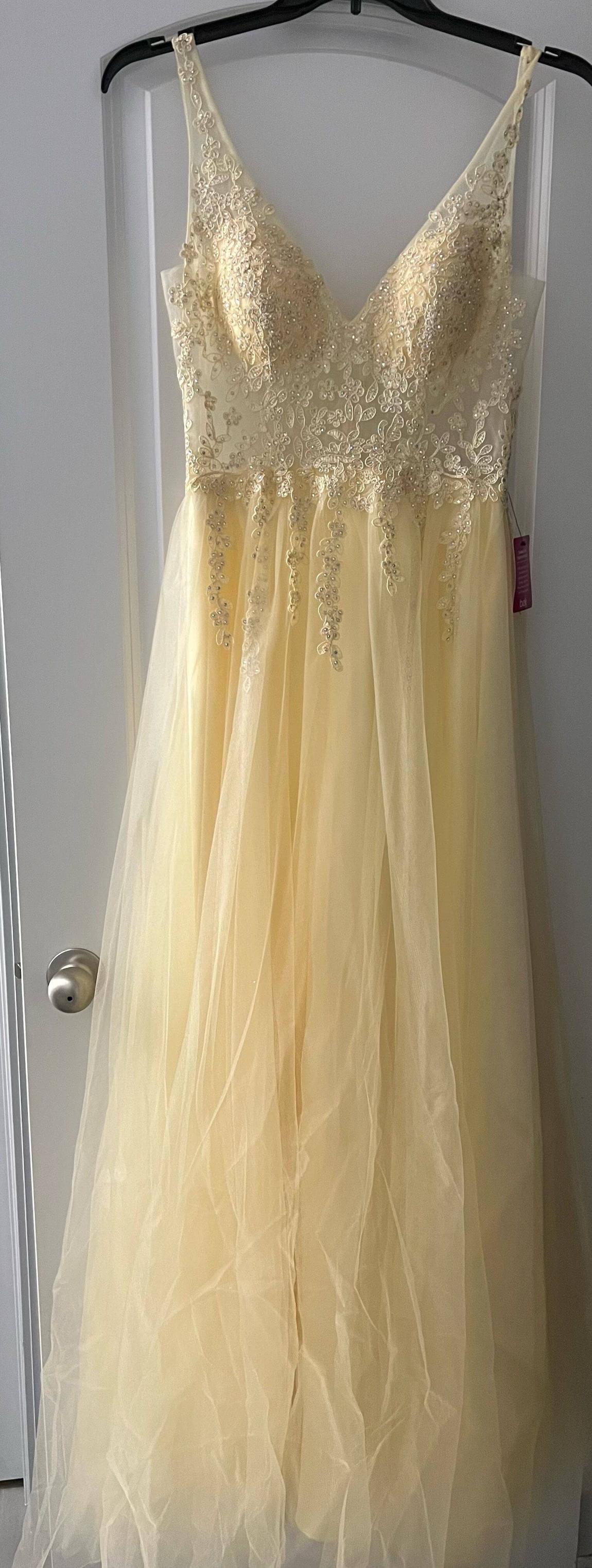 Size 10 Prom Lace Yellow Ball Gown on Queenly