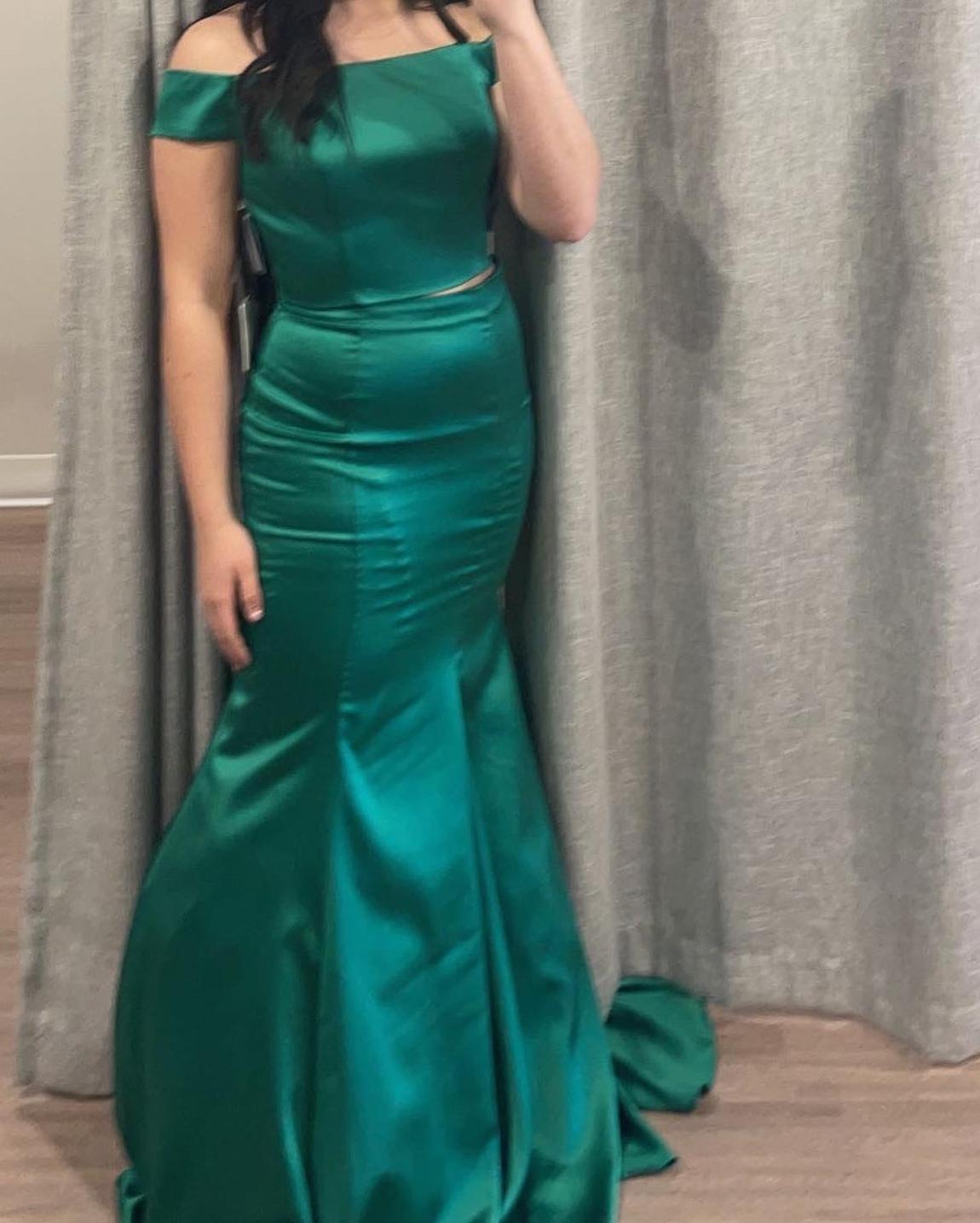 Size 4 Off The Shoulder Satin Green Mermaid Dress on Queenly