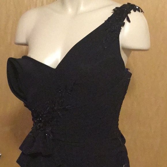 Issue New York Size 8 One Shoulder Black Cocktail Dress on Queenly