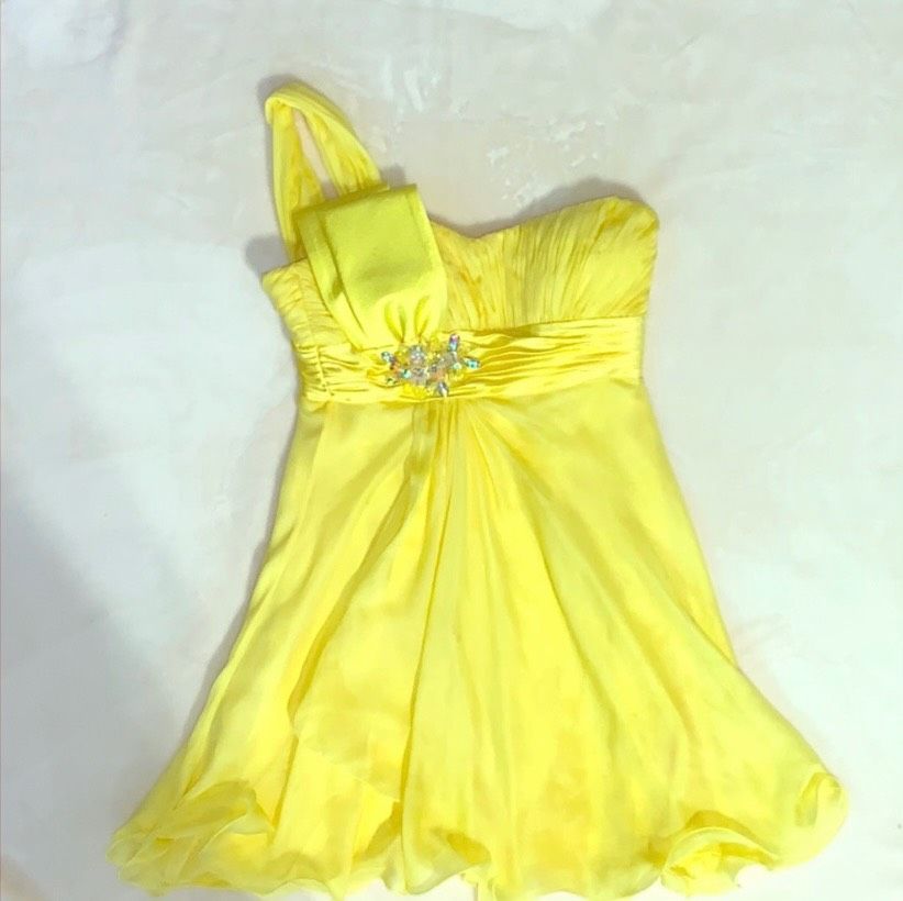 David's Bridal Girls Size 8 Prom Off The Shoulder Yellow A-line Dress on Queenly