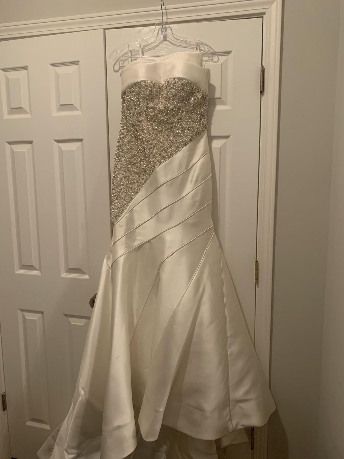 Size 6 Prom White Ball Gown on Queenly