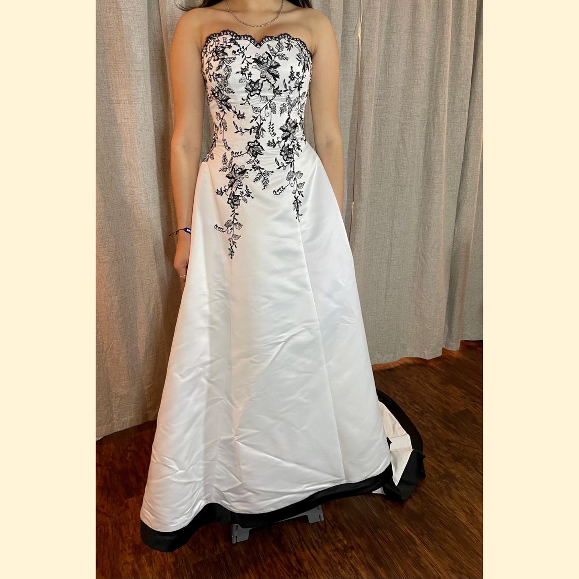 David's Bridal Size 6 White Dress With Train on Queenly