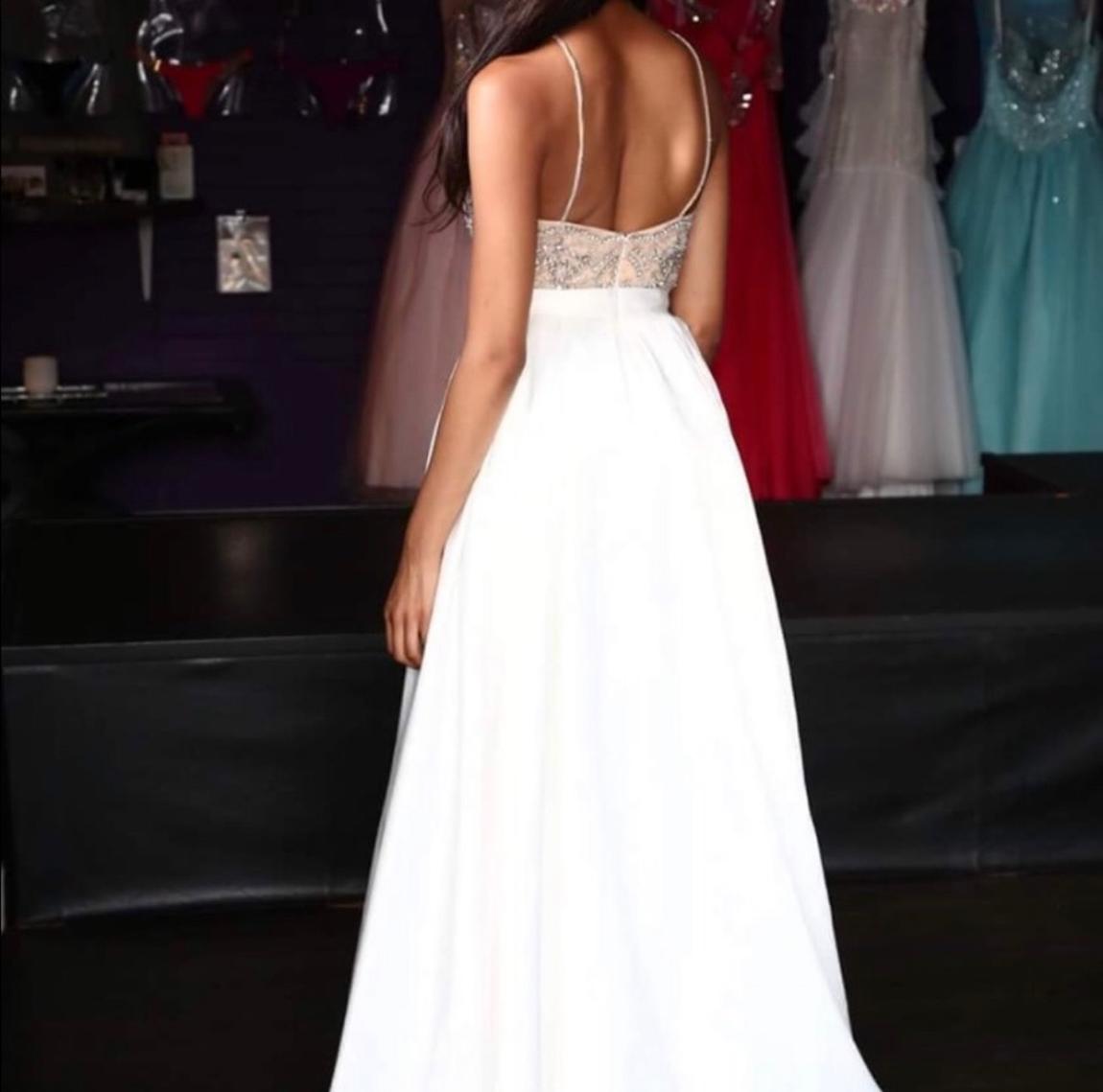Size 2 White Ball Gown on Queenly