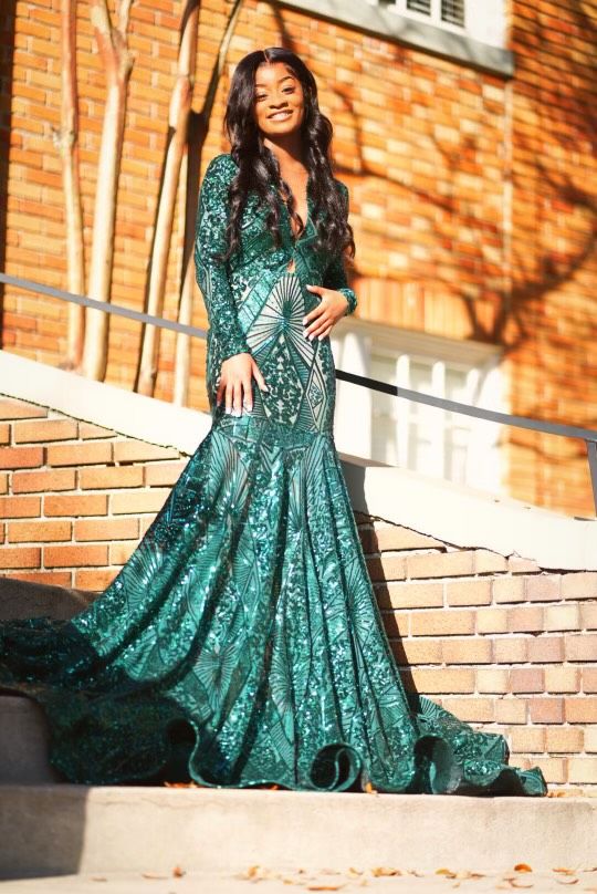 Size 2 Prom Long Sleeve Sequined Green Mermaid Dress on Queenly