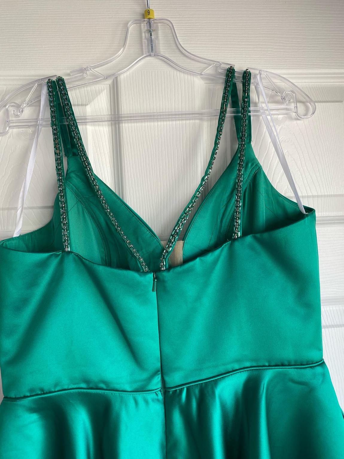 Size 10 Homecoming Emerald Green Cocktail Dress on Queenly