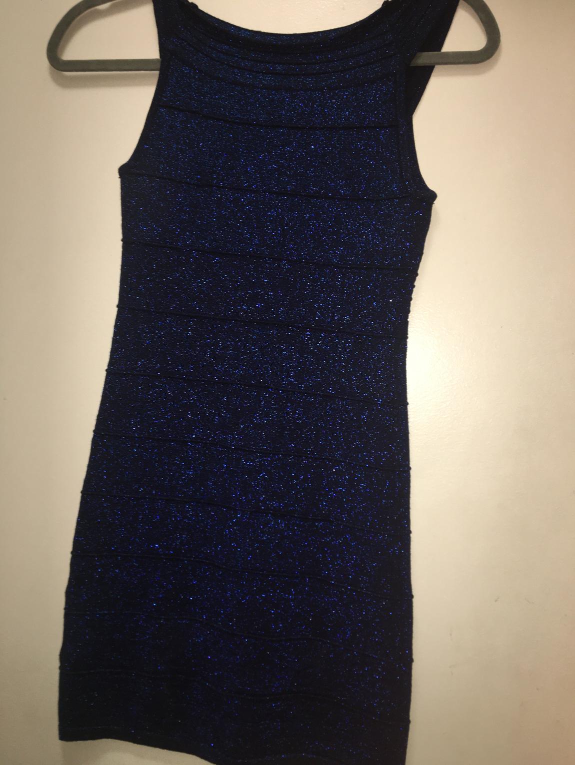 Bodycon sexy blue sparkles, med Size 8 Blue Cocktail Dress on Queenly
