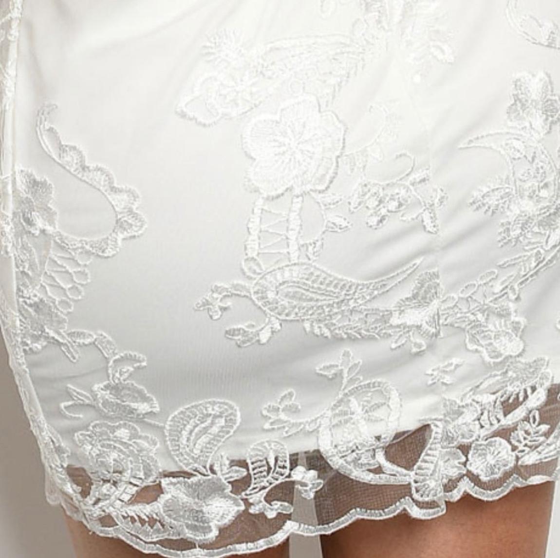 Size 6 Off The Shoulder Lace White Cocktail Dress on Queenly