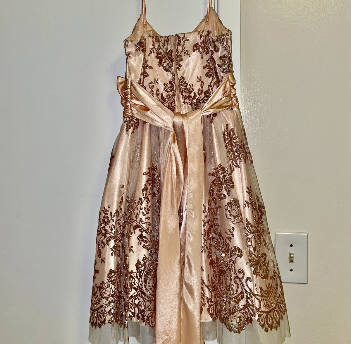 Size 8 Homecoming Sequined Light Pink Cocktail Dress on Queenly