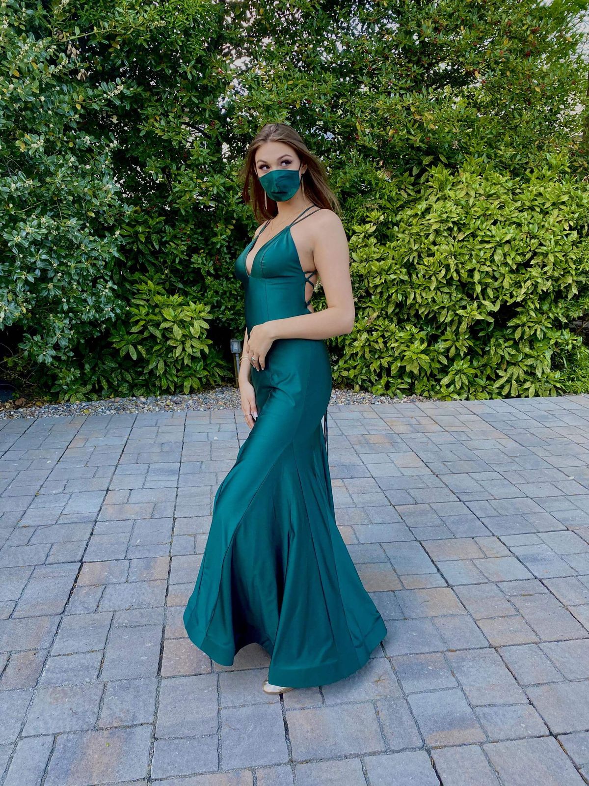 Size 10 Prom Plunge Emerald Green Dress With Train on Queenly