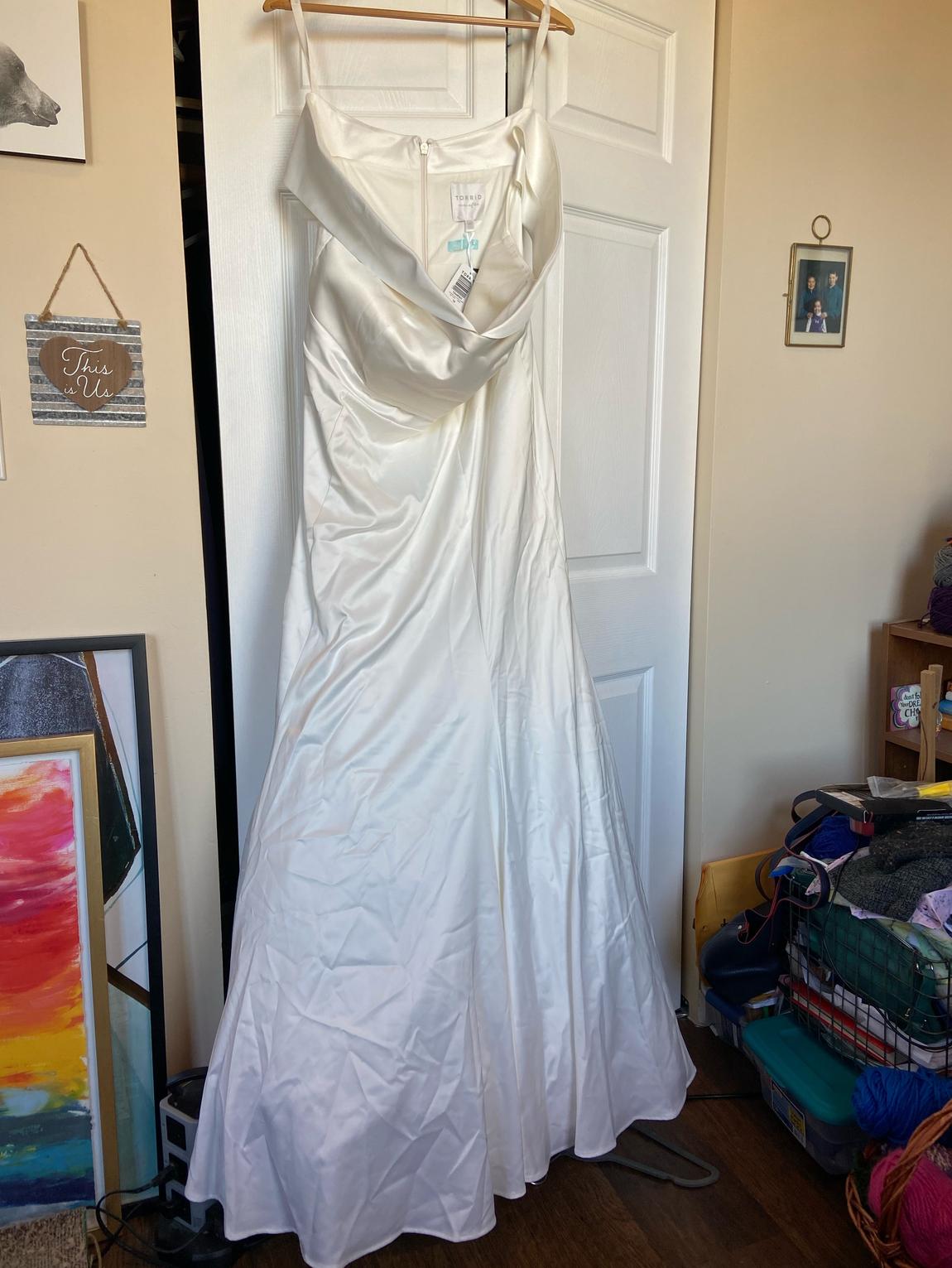 Plus Size 16 Off The Shoulder White Floor Length Maxi on Queenly