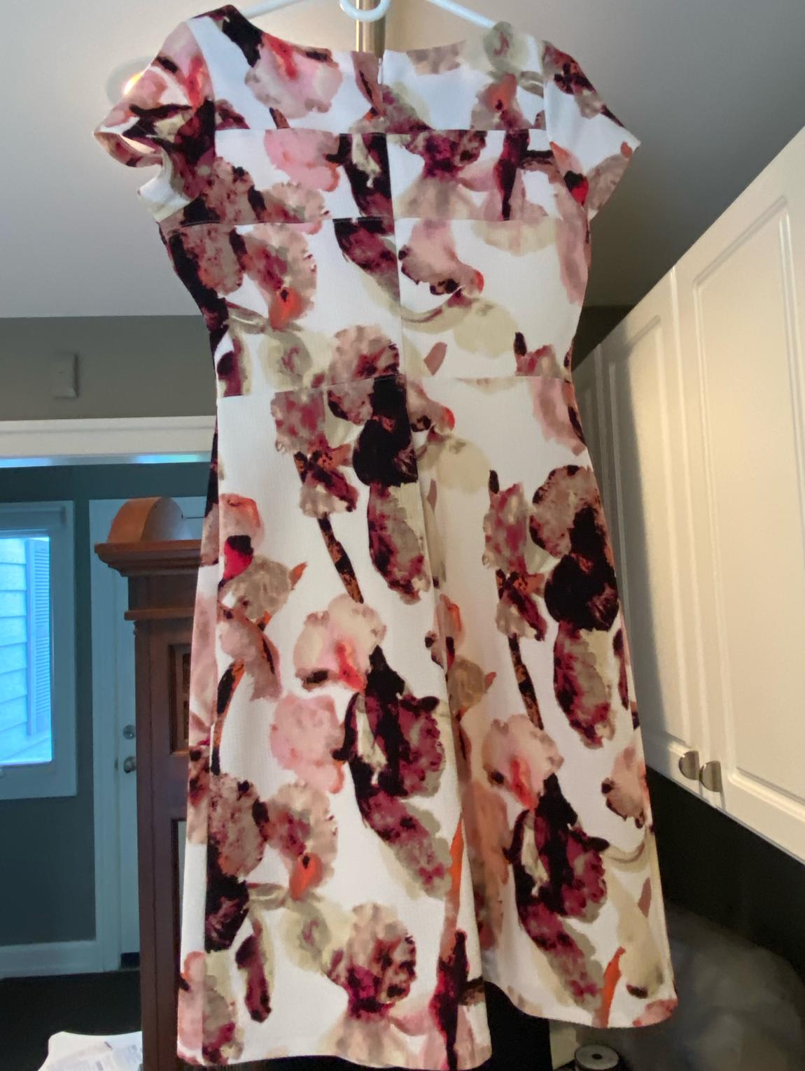 Size 4 Cap Sleeve Floral Multicolor Cocktail Dress on Queenly