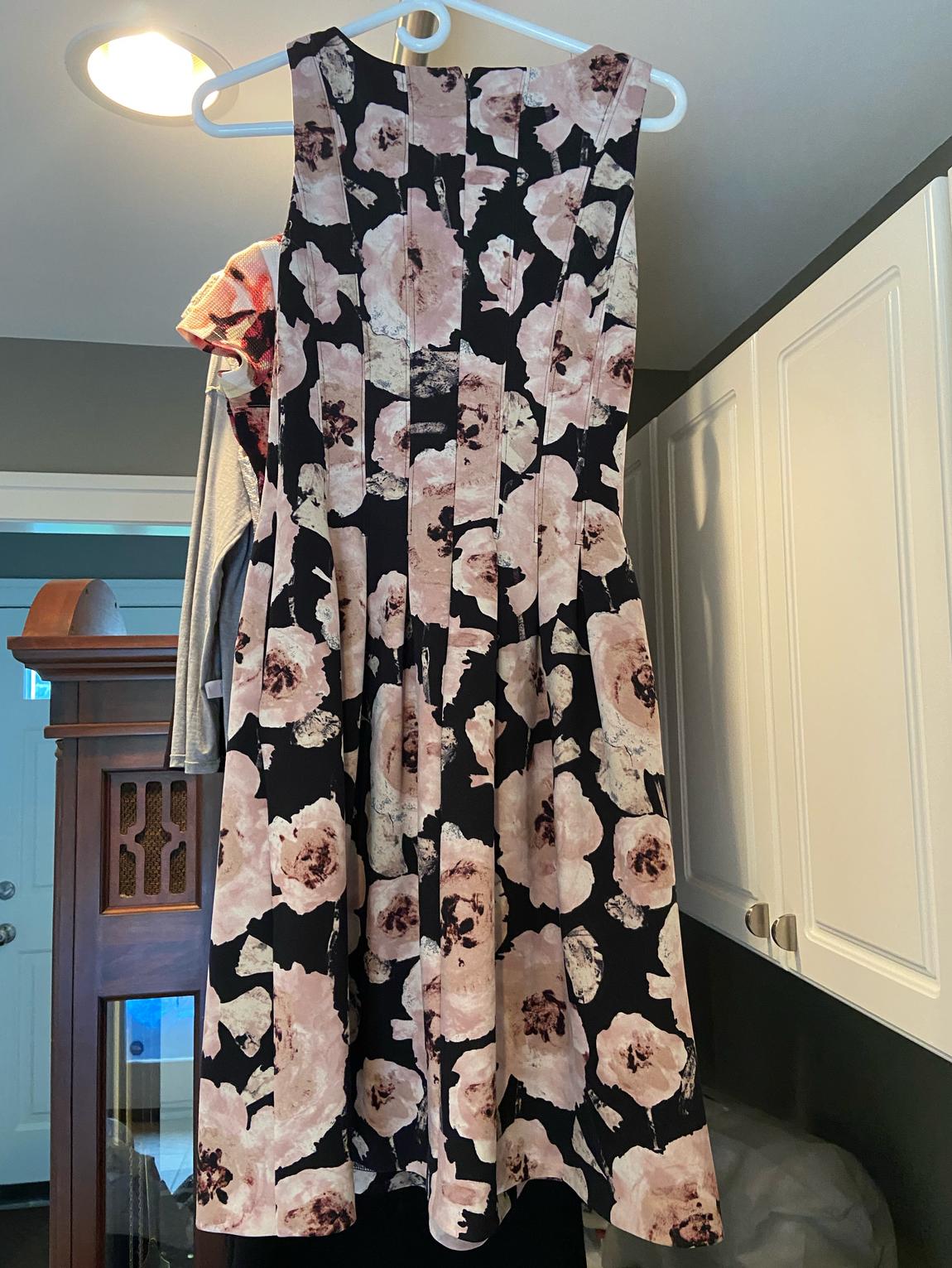 Size 2 Wedding Guest Floral Black Cocktail Dress on Queenly
