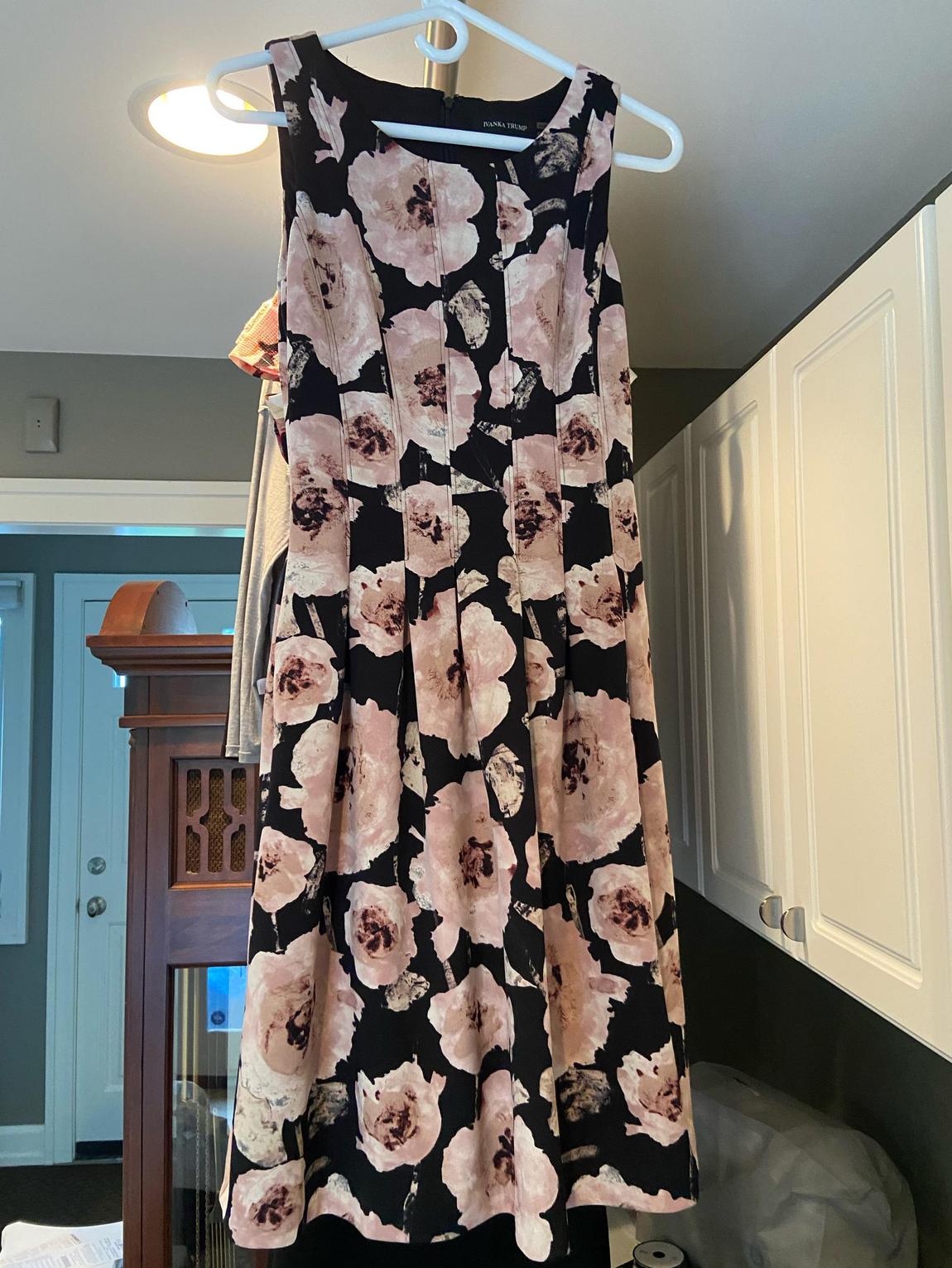 Size 2 Wedding Guest Floral Black Cocktail Dress on Queenly
