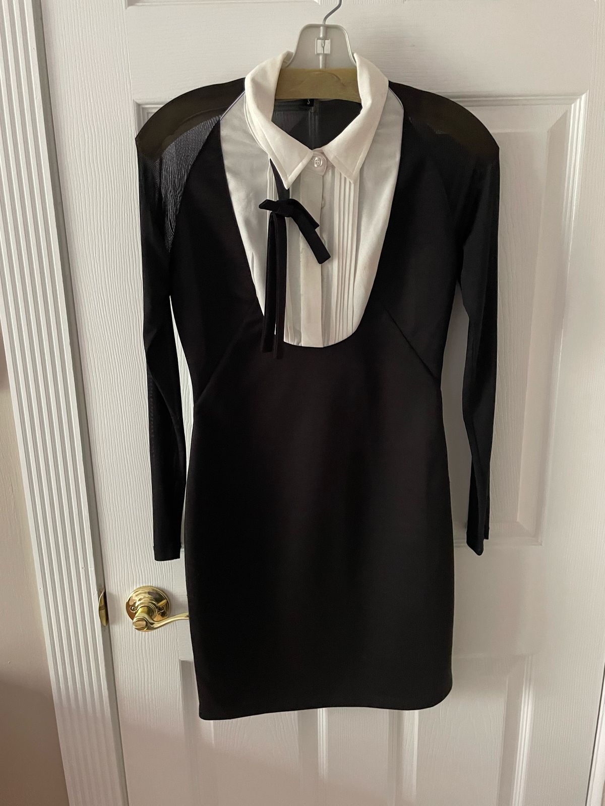 Black Size 2 Long Sleeve Sheer Black Cocktail Dress on Queenly