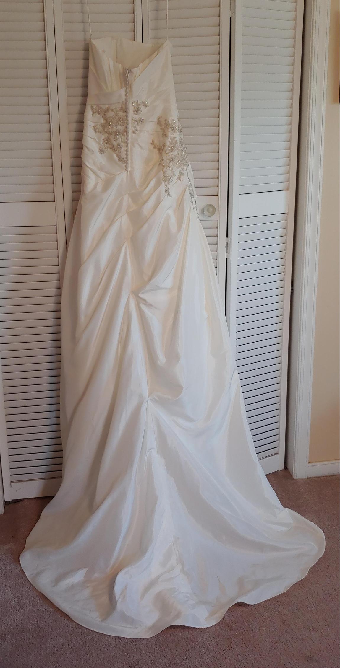 David's Bridal Size 4 White Ball Gown on Queenly