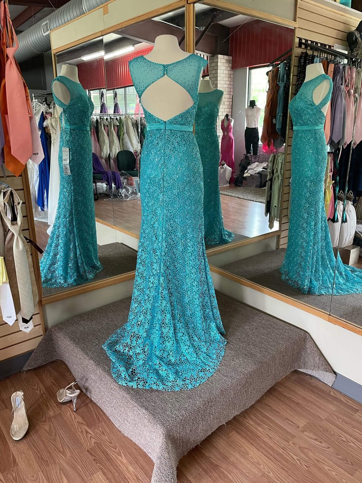 Size 6 Prom High Neck Lace Green Floor Length Maxi on Queenly