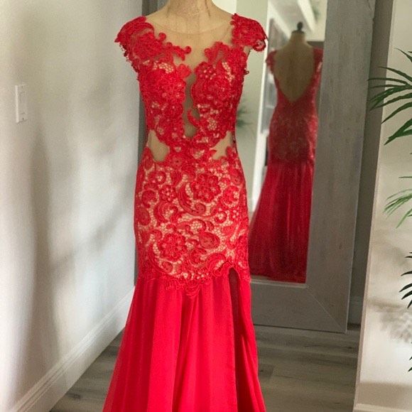 Mac Duggal Size 4 Prom Lace Red Side Slit Dress on Queenly