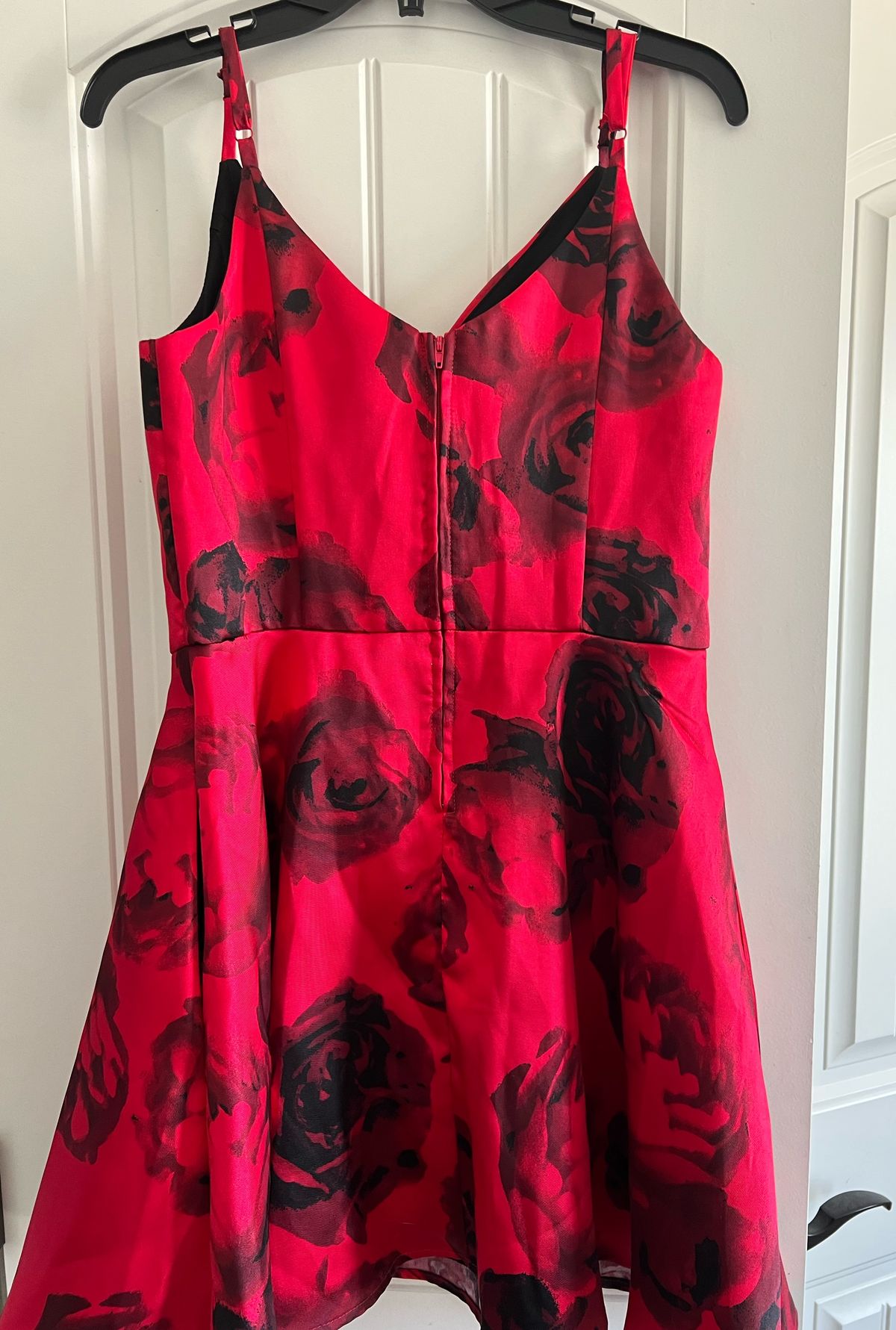 Size 10 Homecoming Floral Red Cocktail Dress on Queenly