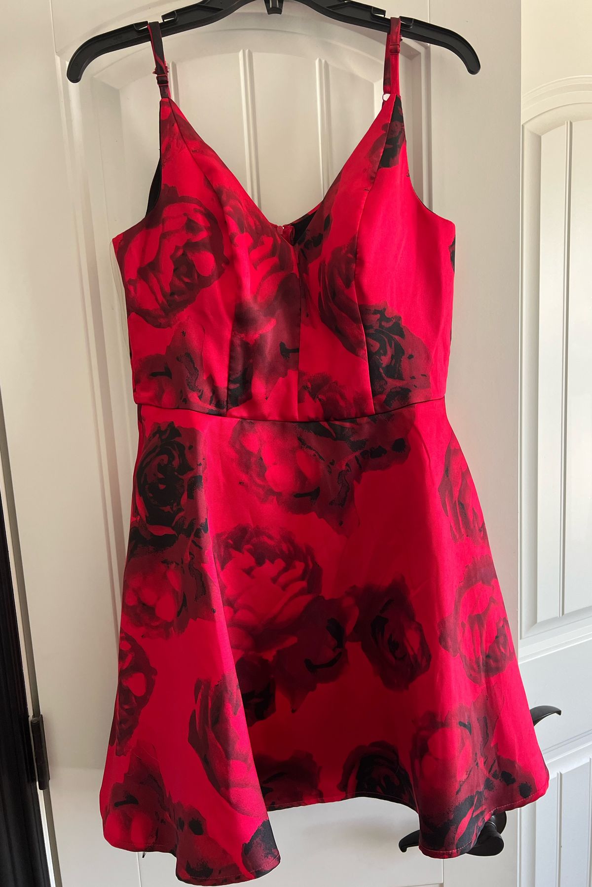 Size 10 Homecoming Floral Red Cocktail Dress on Queenly