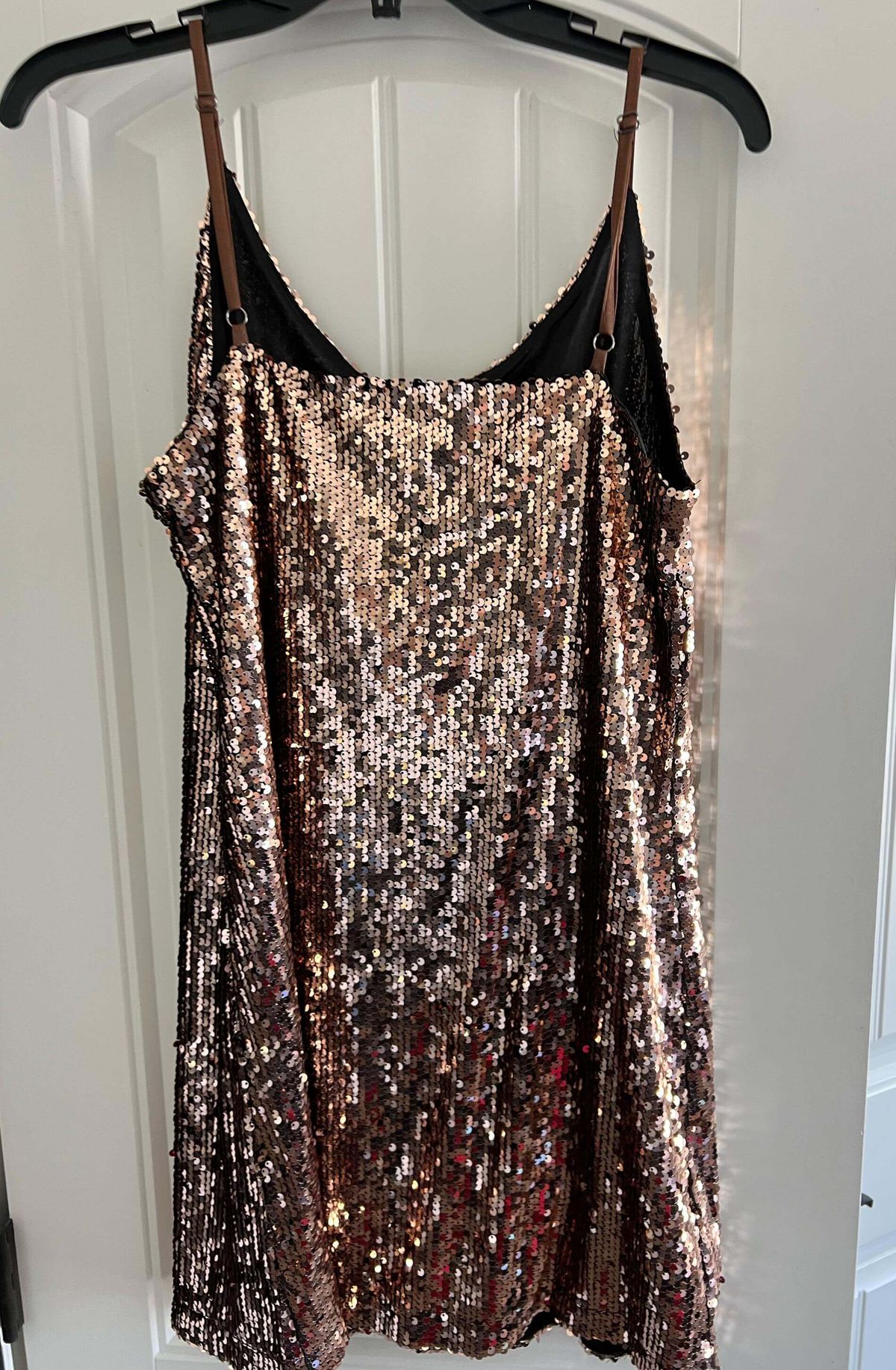 Size 4 Homecoming Sequined Rose Gold Cocktail Dress on Queenly