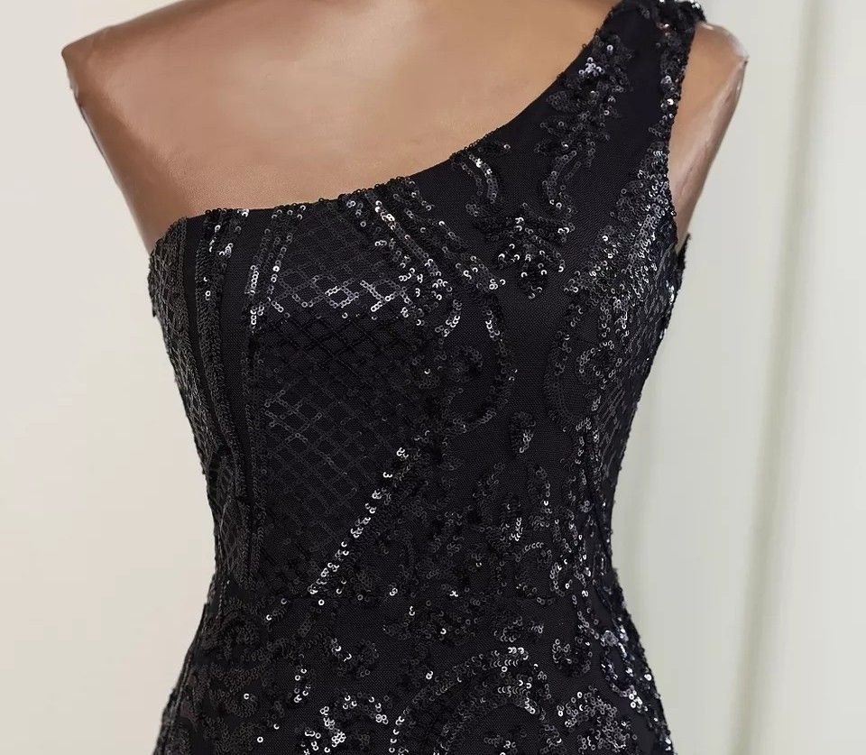 Size 8 Prom One Shoulder Sequined Black Mermaid Dress on Queenly