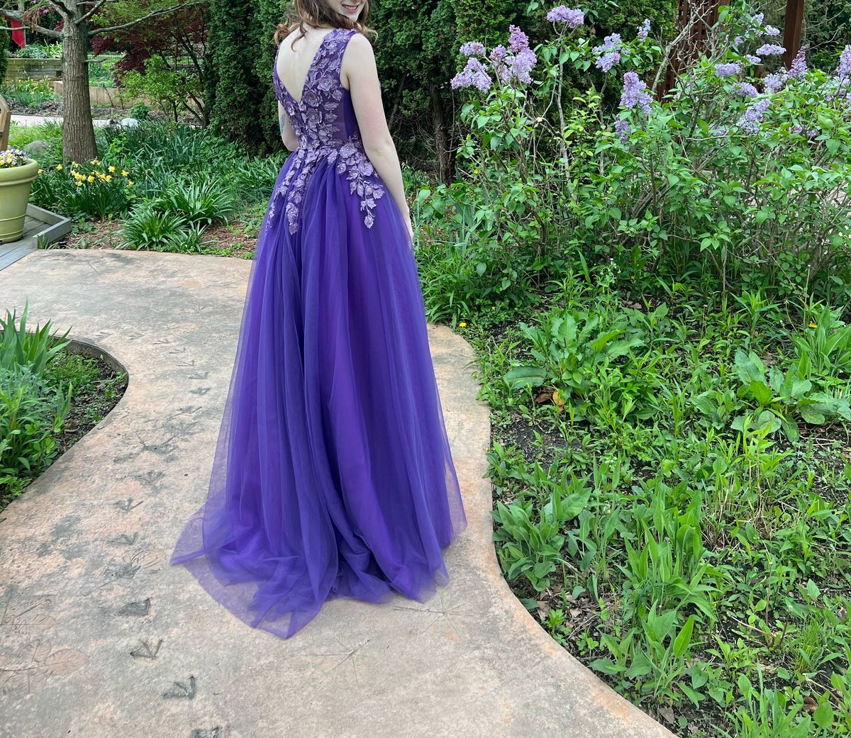 Size 2 Prom Plunge Light Purple Ball Gown on Queenly