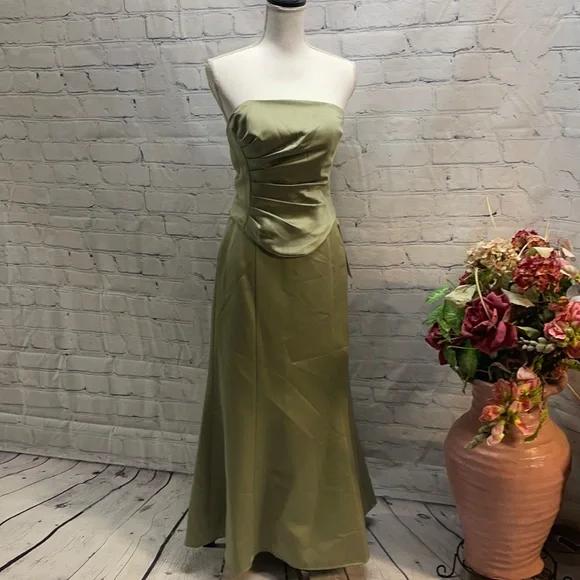 Style 123 Plus Size 30 Green Ball Gown on Queenly