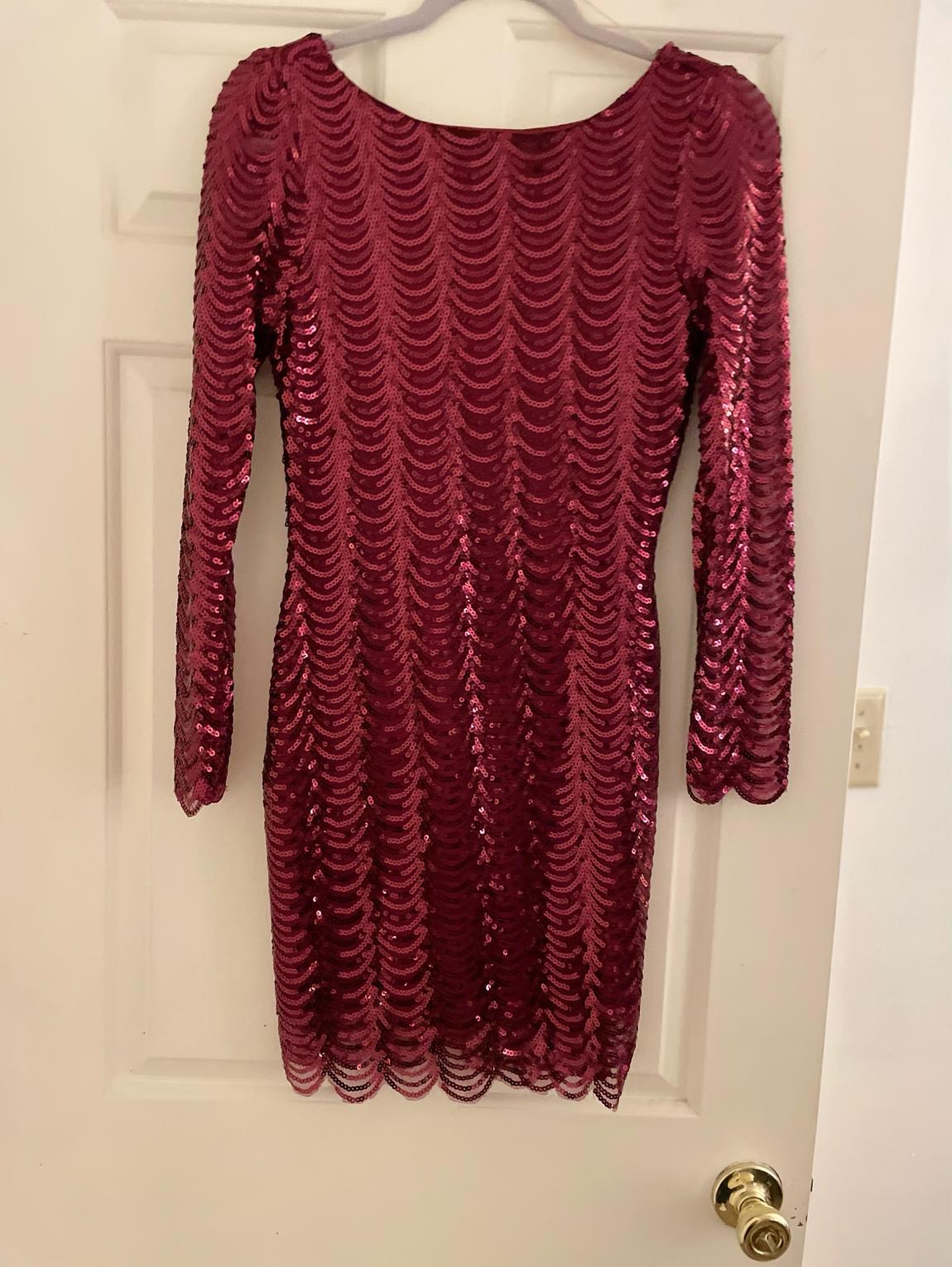 Size 4 Long Sleeve Sequined Red Cocktail Dress on Queenly