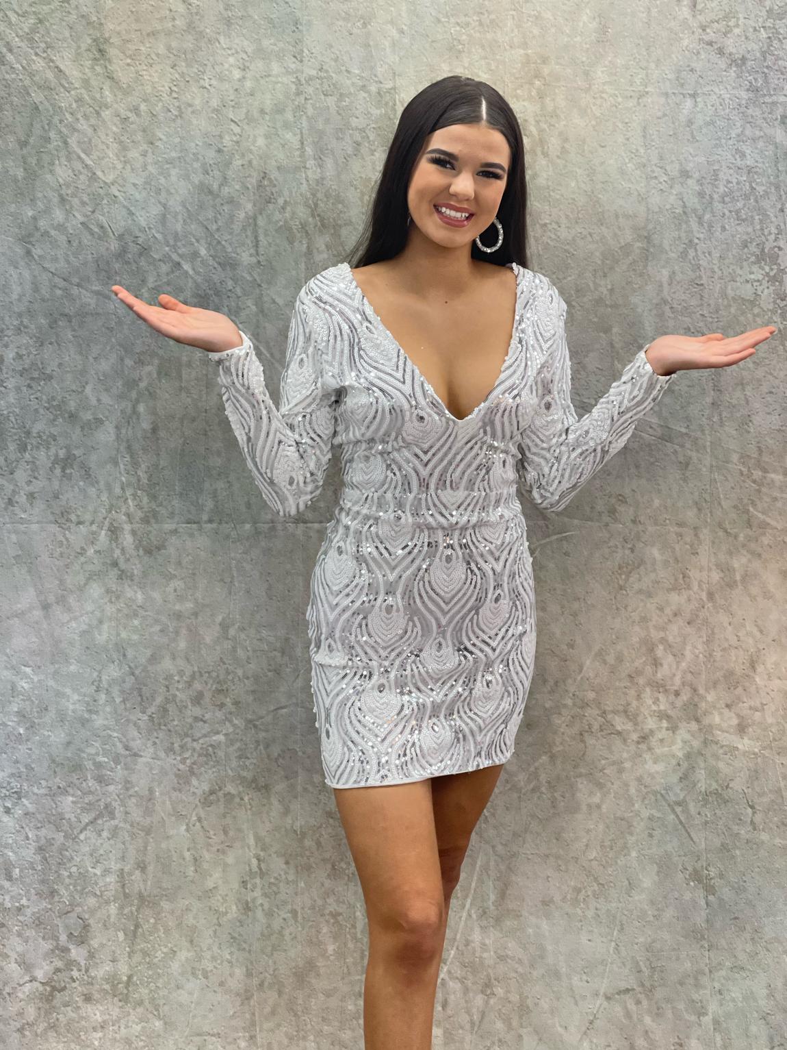 Size 0 Sequined White Cocktail Dress on Queenly