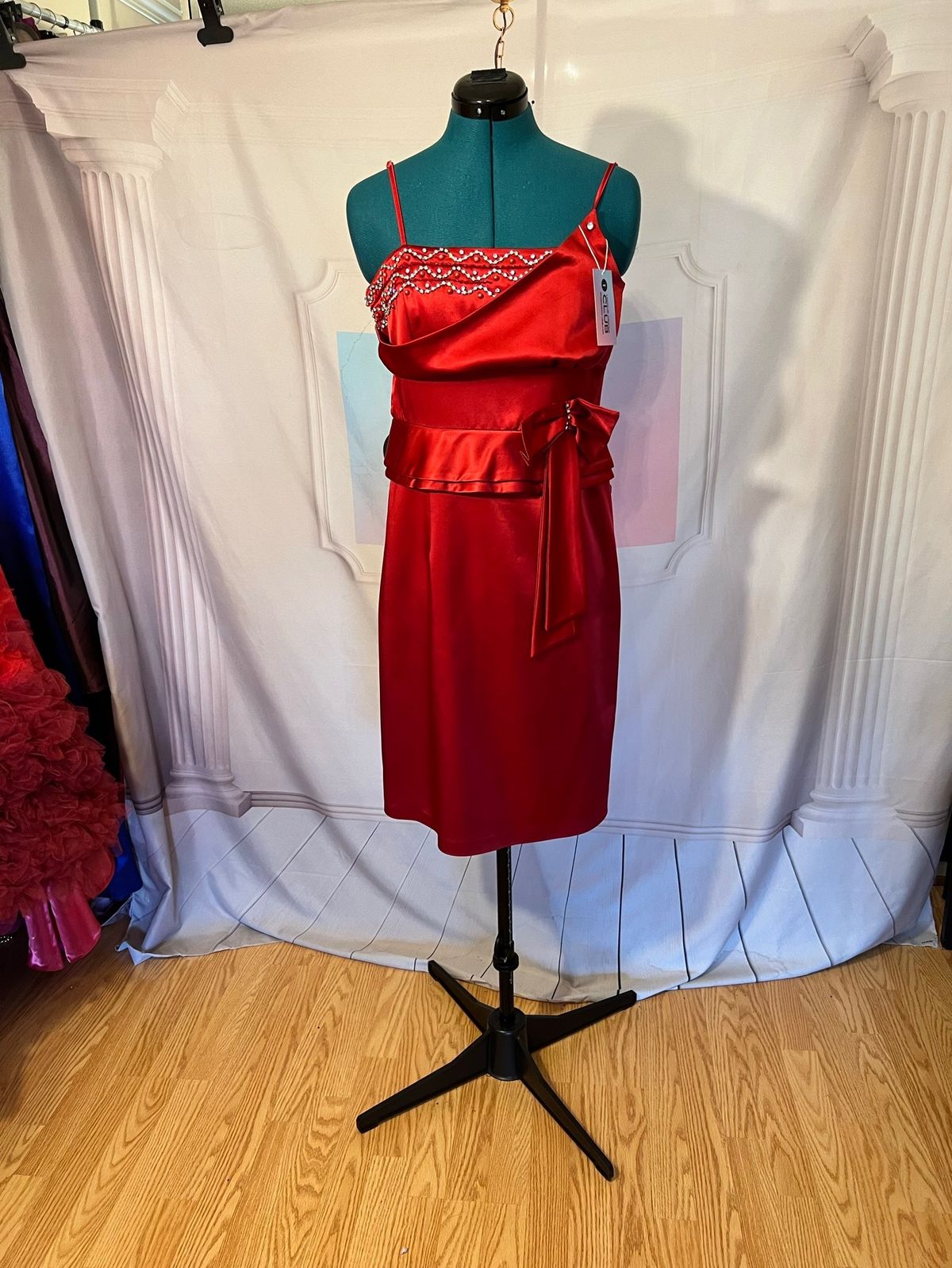 Unique Dress Club Size 8 Satin Red Cocktail Dress on Queenly