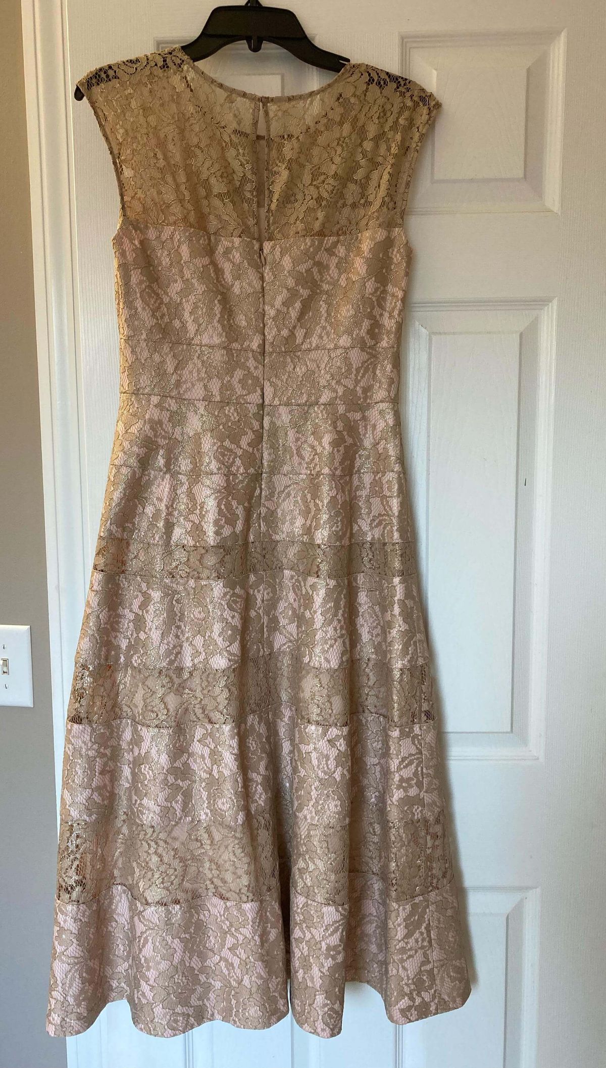 Kay Unger Size 8 Lace Gold A-line Dress on Queenly