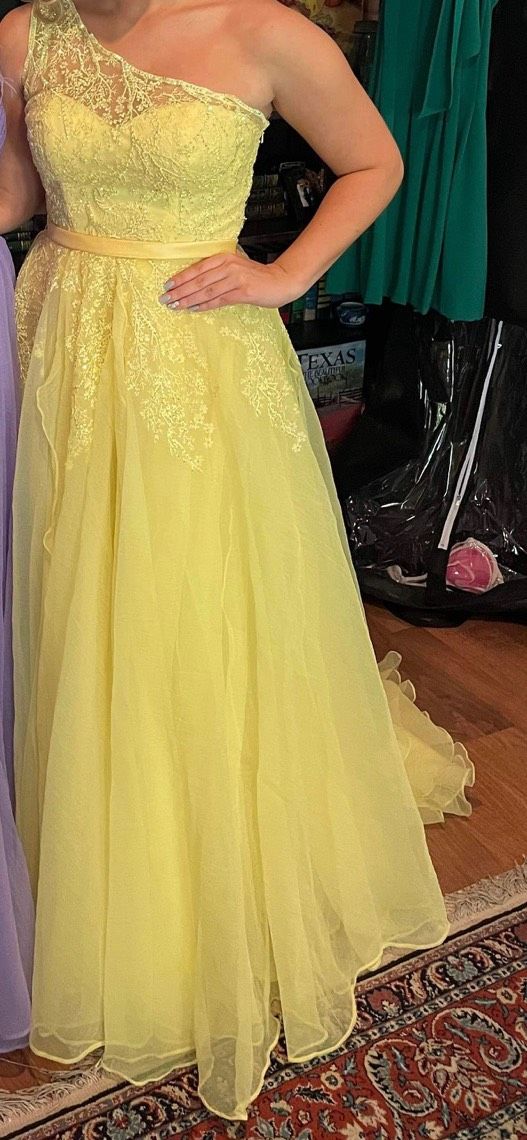 Sherri Hill Size 6 Bridesmaid One Shoulder Lace Yellow Dress With Train on Queenly