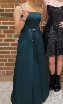 Size 2 Prom Sequined Emerald Green A-line Dress on Queenly