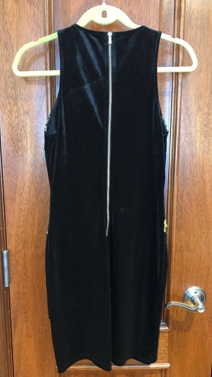 Size 6 Velvet Black Cocktail Dress on Queenly