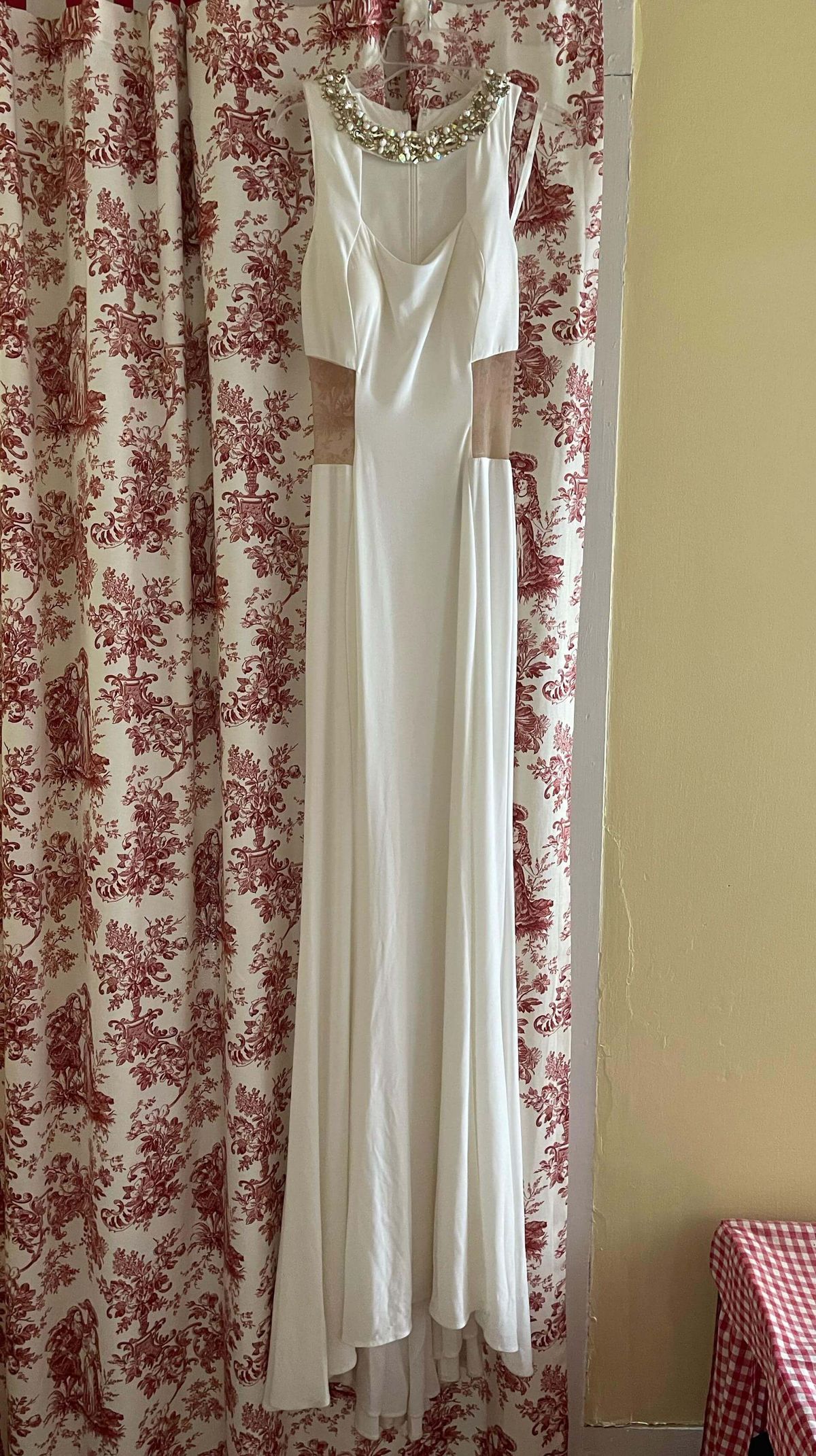 Mac Duggal Size 2 White Floor Length Maxi on Queenly