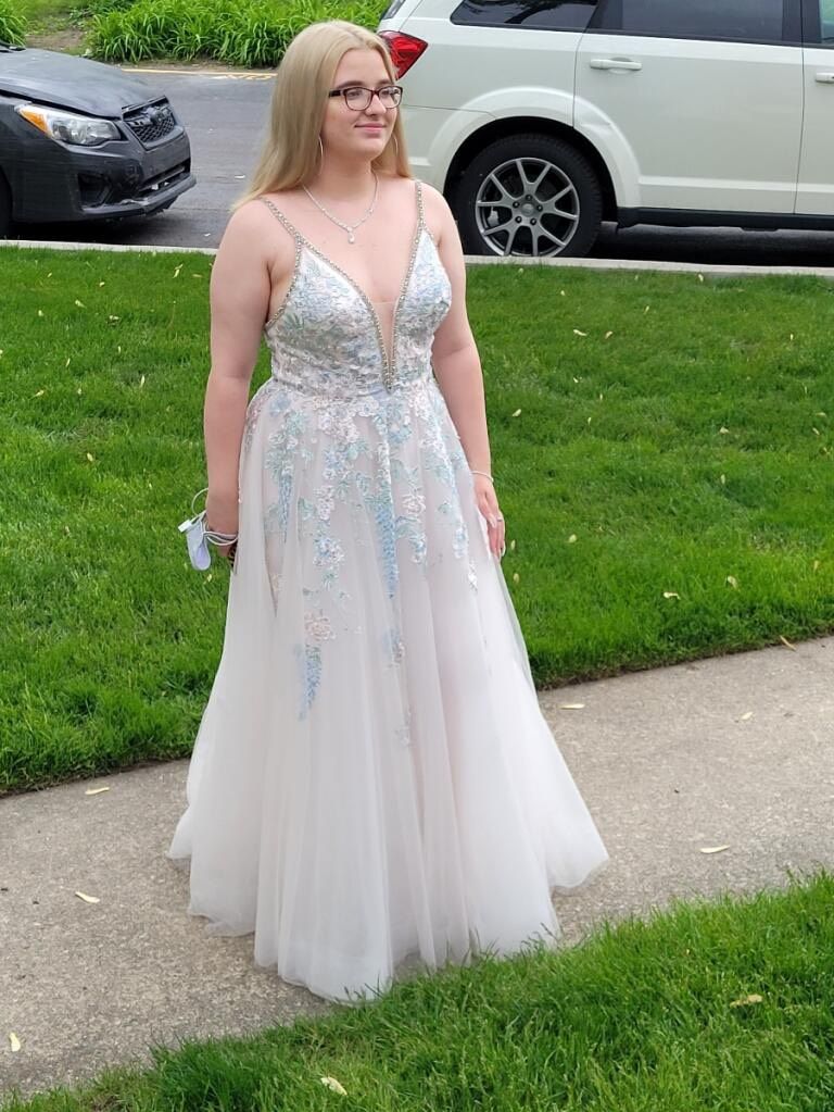 Size 12 Prom White Ball Gown on Queenly