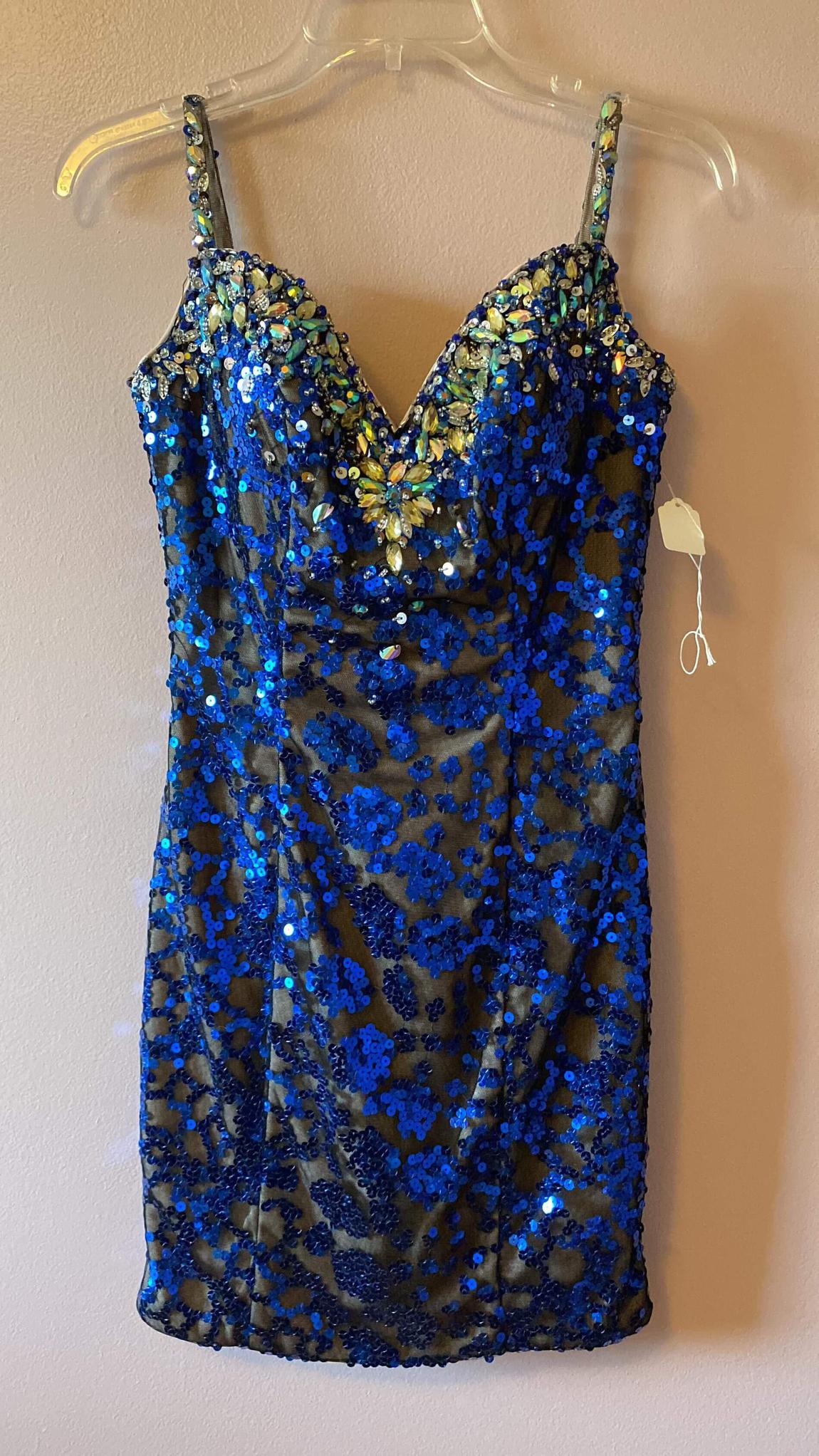 Mac Duggal Size 4 Blue Cocktail Dress on Queenly