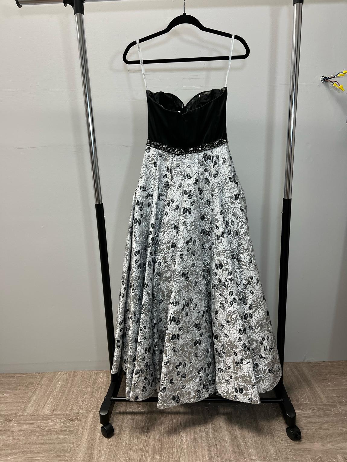 Ellie Wilde Size 2 Black A-line Dress on Queenly