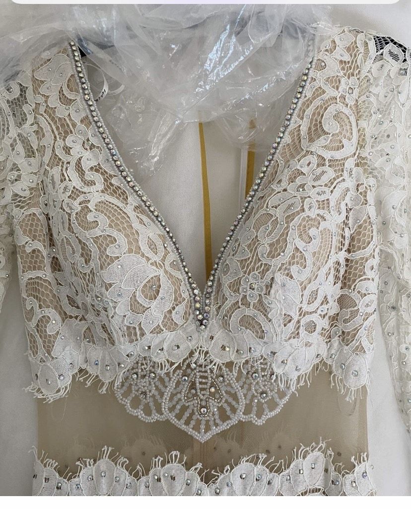 Size 6 Long Sleeve Lace White A-line Dress on Queenly