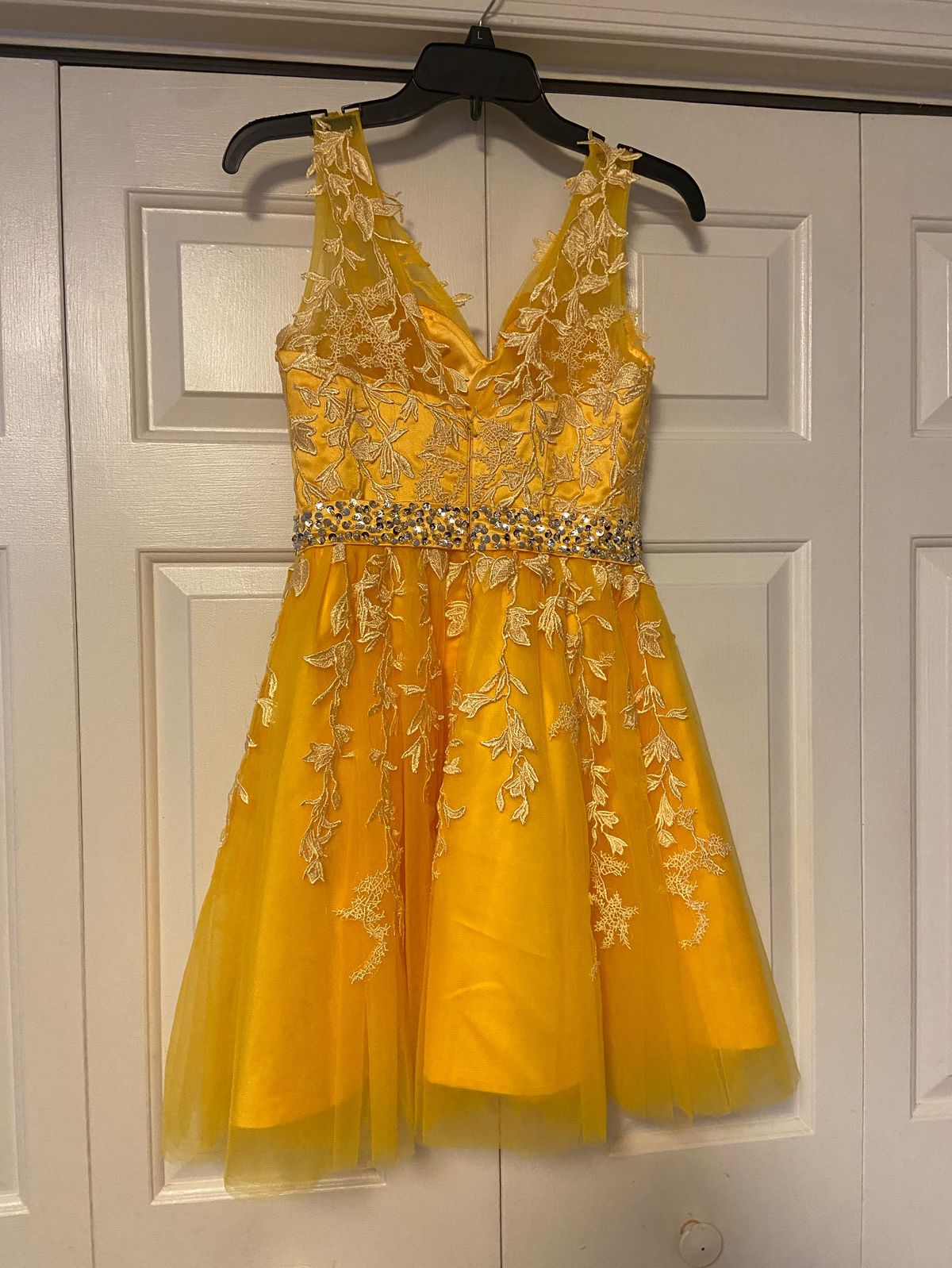 Size 8 Homecoming Sequined Yellow Cocktail Dress on Queenly