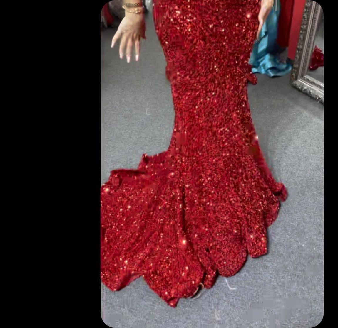 Read gorgeous dress Size 12 Prom Plunge Red Dress With Train on Queenly