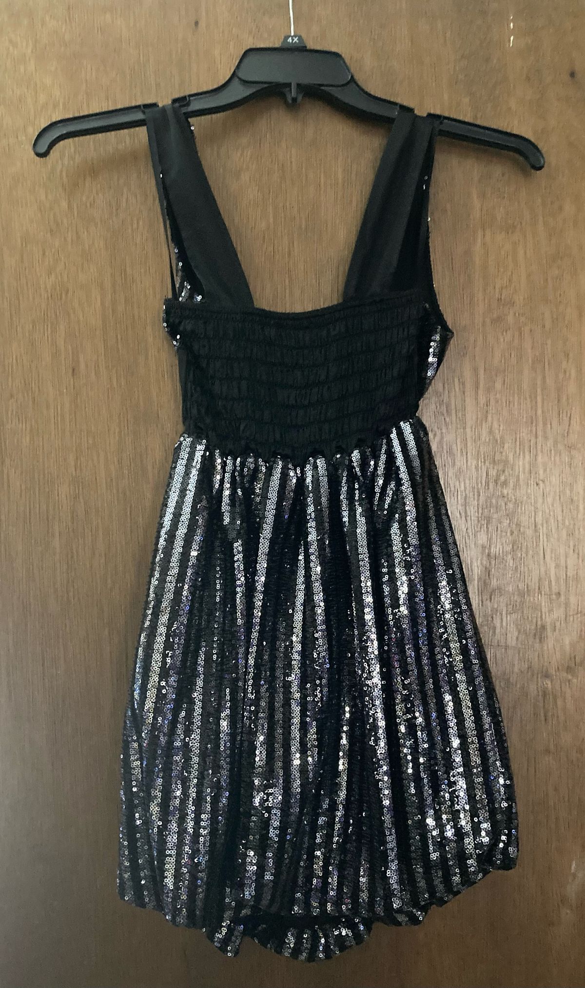 Size 2 Strapless Sequined Black Cocktail Dress on Queenly