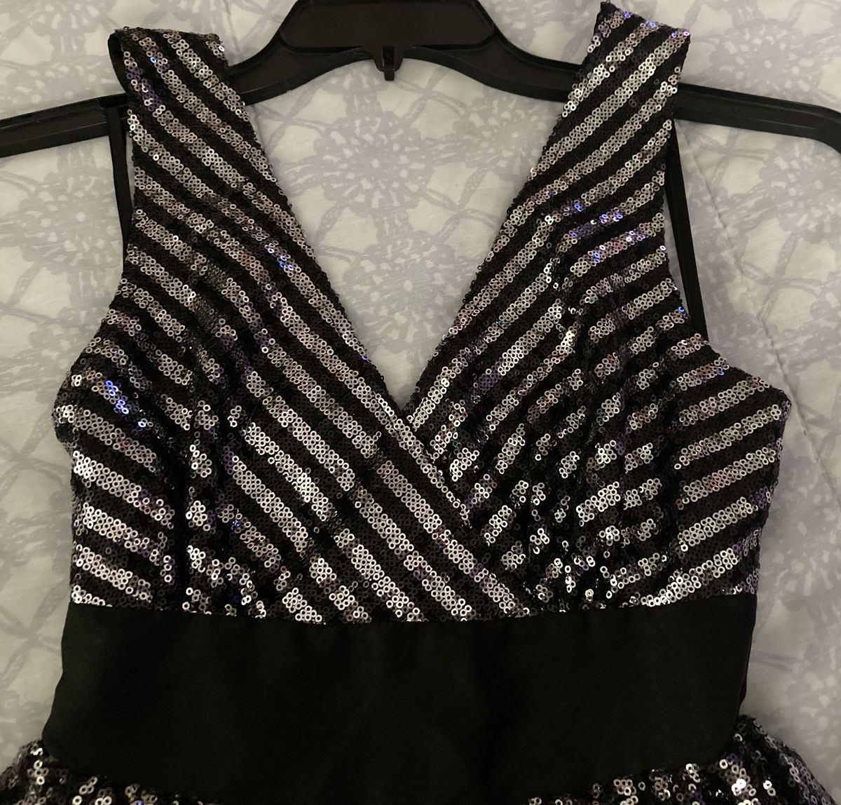 Size 2 Strapless Sequined Black Cocktail Dress on Queenly