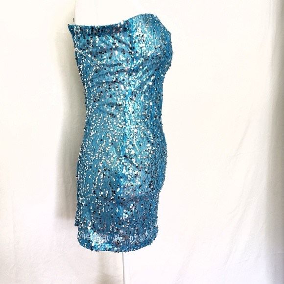 Size 4 Sequined Light Blue Cocktail Dress on Queenly