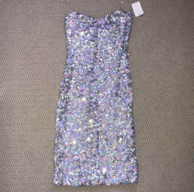 Size 2 Strapless Sequined Silver Cocktail Dress on Queenly